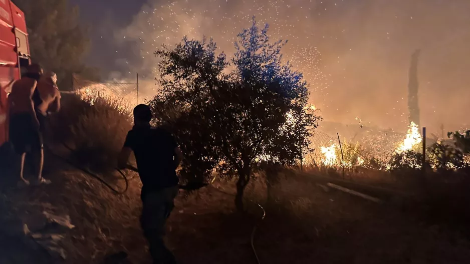 Θύρα 9/"Είμαστε εκεί, μαζί με όσους παλεύουν στην πρώτη γραμμή" 