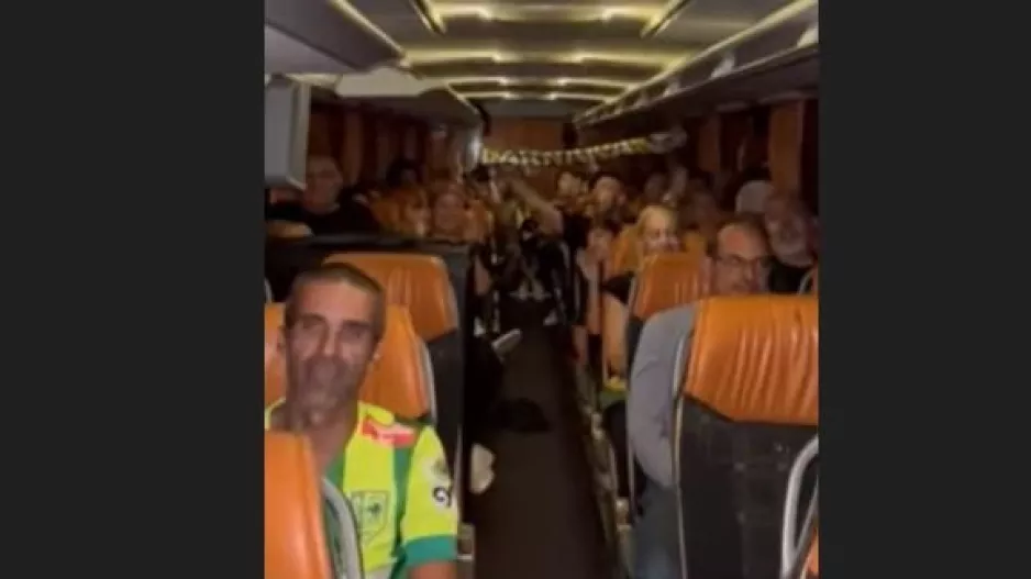 ΒΙΝΤΕΟ με ΑΕΚτζήδες μέσα στο λεωφορείο!
