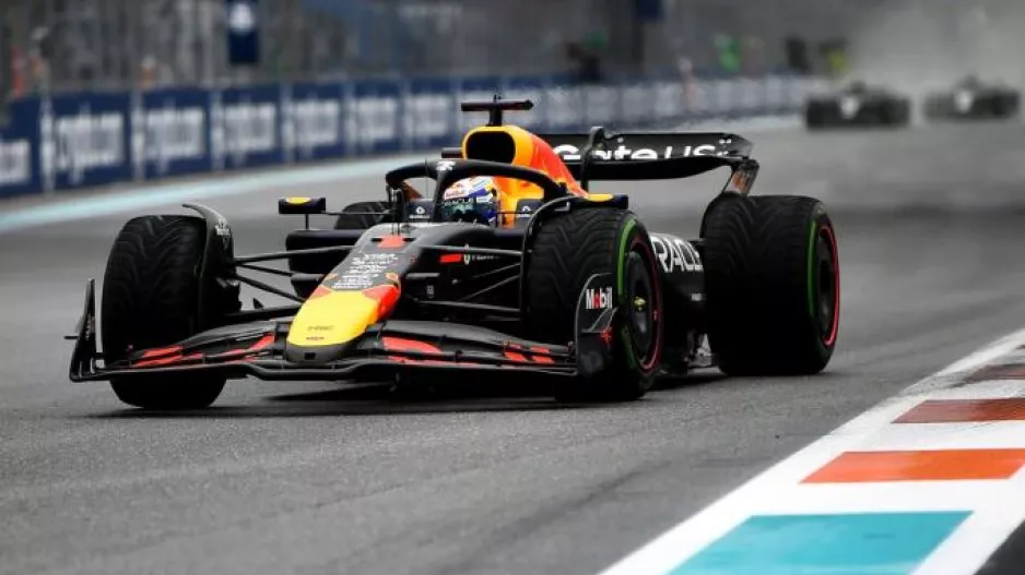 "Ο Μαξ Φερστάπεν θα μείνει στη Red Bull το 2026"
