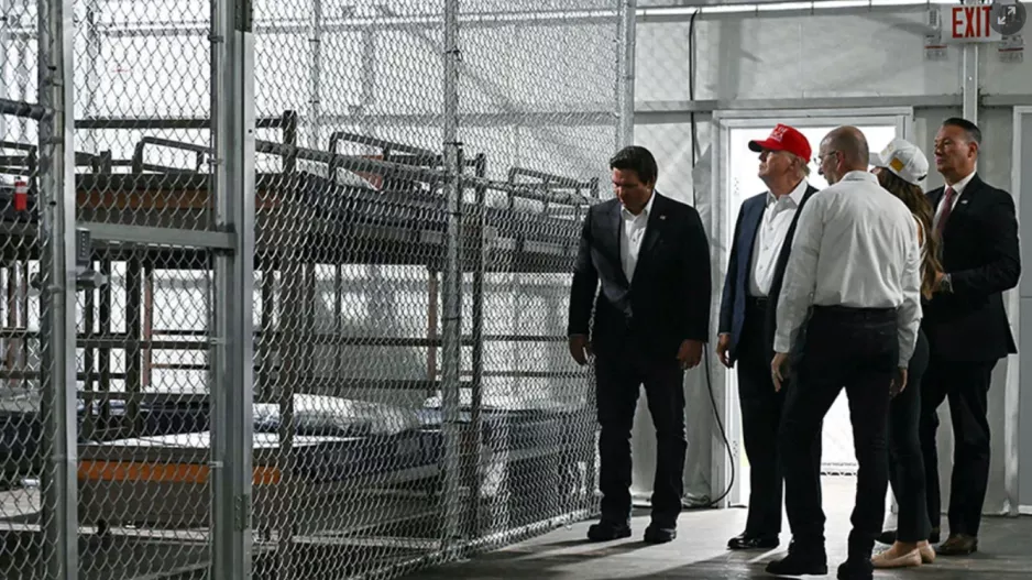 "Με αστειάκια για τους μετανάστες εγκαινίασε το "Alligator Alcatraz"