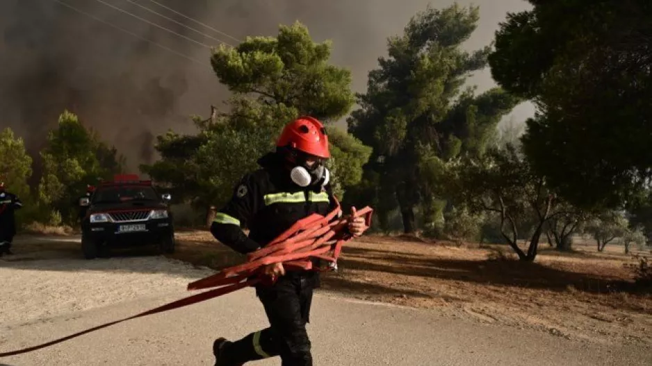 Αλλεπάλληλα μέτωπα πυρκαγιάς σε όλη την Ελλάδα