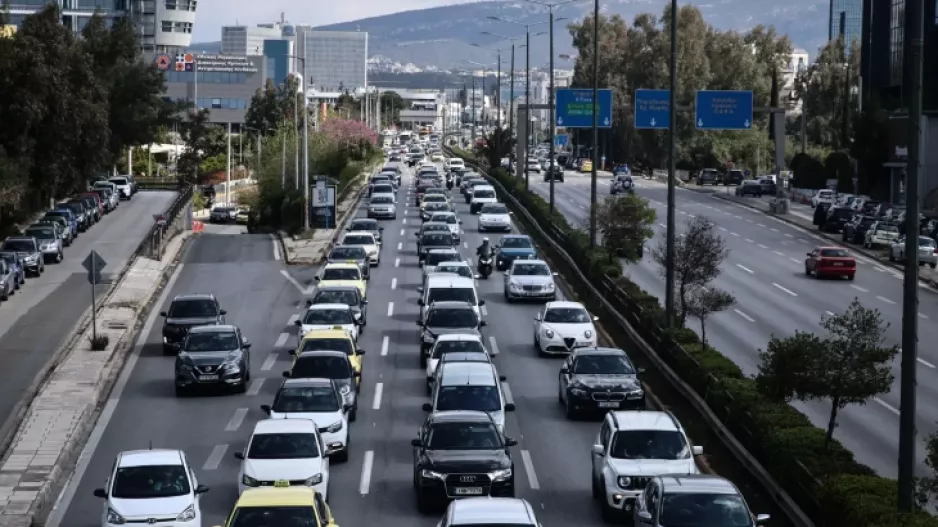 Κίνηση: Ουρές χιλιομέτρων στον Κηφισό - Καθυστερήσεις και στην Αττική Οδό