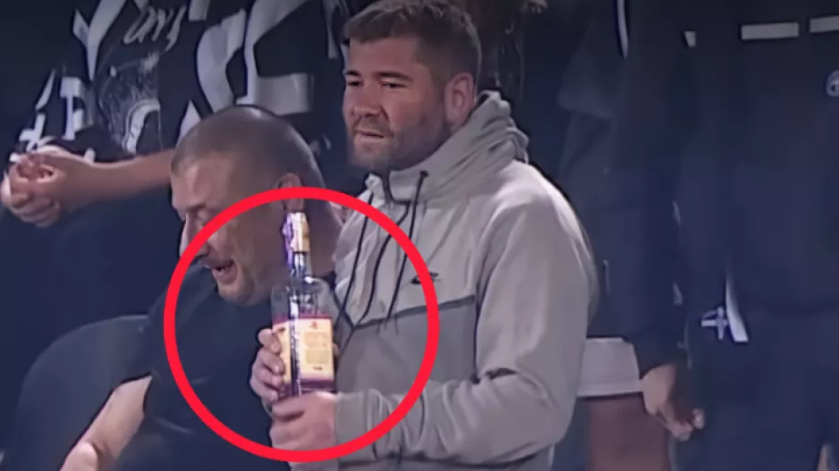 Ουισκάκι για να πάνε τα φαρμάκια κάτω 