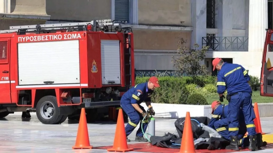 Συναγερμός στη Βουλή/Ρώσος έστειλε φάκελο με λευκή σκόνη στον Μητσοτάκη (Βίντεο)