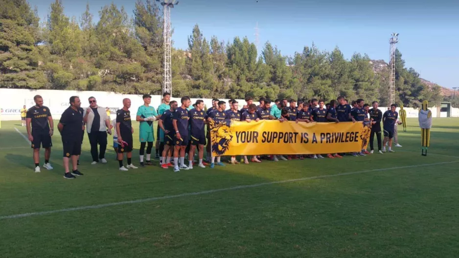 Άνοιξαν πανό... με μήνυμα στον κόσμο τους!