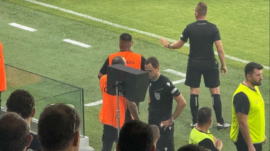 Σφύριξε πέναλτι για την Μακάμπι, το πήρε... πίσω μέσω VAR