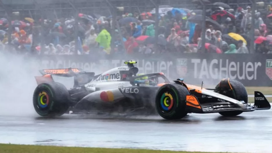 Κυριαρχία Νόρις και McLaren στο χαοτικό GP του Σίλβερστοουν
