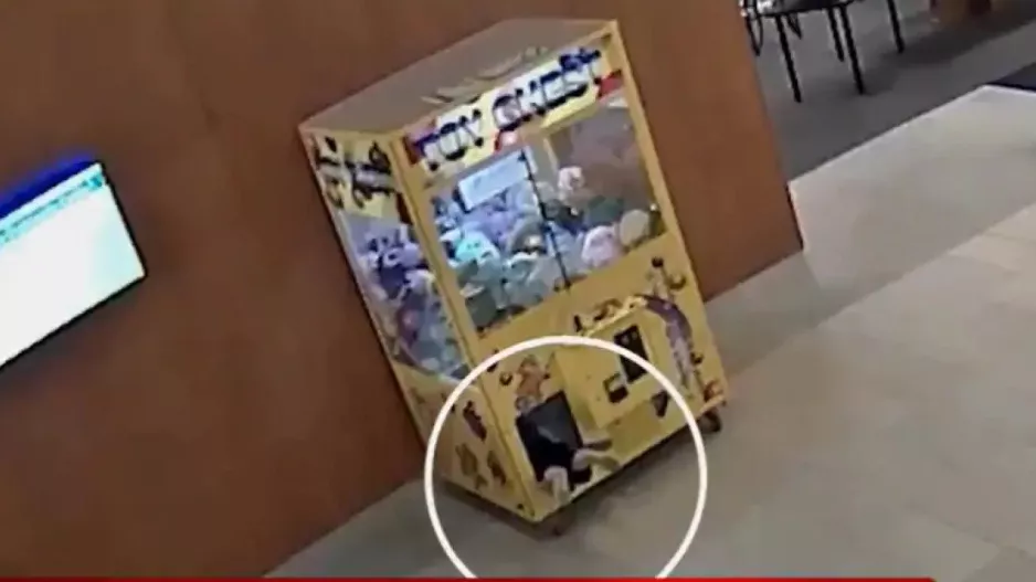 Περιπέτεια για αγοράκι που εγκλωβίστηκε σε παιχνίδι-δαγκάνα