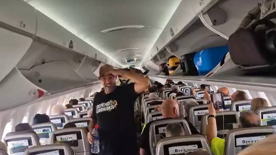 (Βίντεο kerkida) Ο ύμνος της ΑΕΚ στο αεροπλάνο 