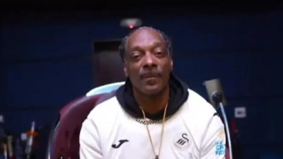 Ο Snoop Dogg με τη φανέλα της Σουόνσι