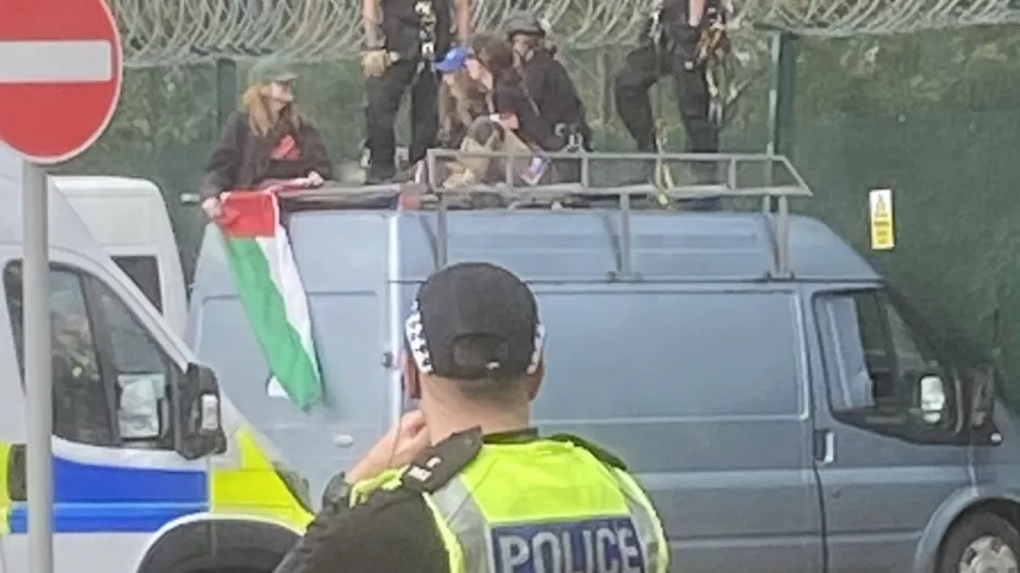 Βρετανία: Φιλοπαλαιστίνιοι ακτιβιστές έριξαν φορτηγό σε εργοστάσιο αμυντικής βιομηχανίας