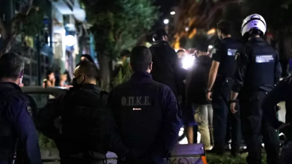 Αυτοκίνητο έπεσε σε μαγαζί στο Κολωνάκι - Αναφορές για τραυματίες