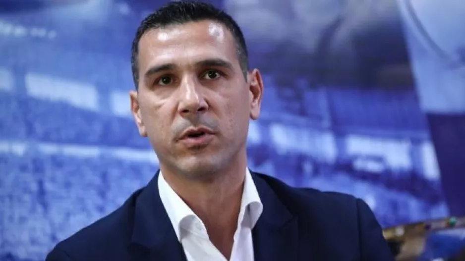 Ο Ζήσης χτίζει την ομάδα με προπονητή και παίκτες περιμένοντας την ΕΕΑ