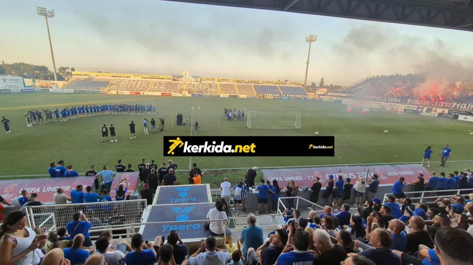 (Βίντεο kerkida) Με χειροκρότημα και πυρσούς η είσοδος των παικτών!