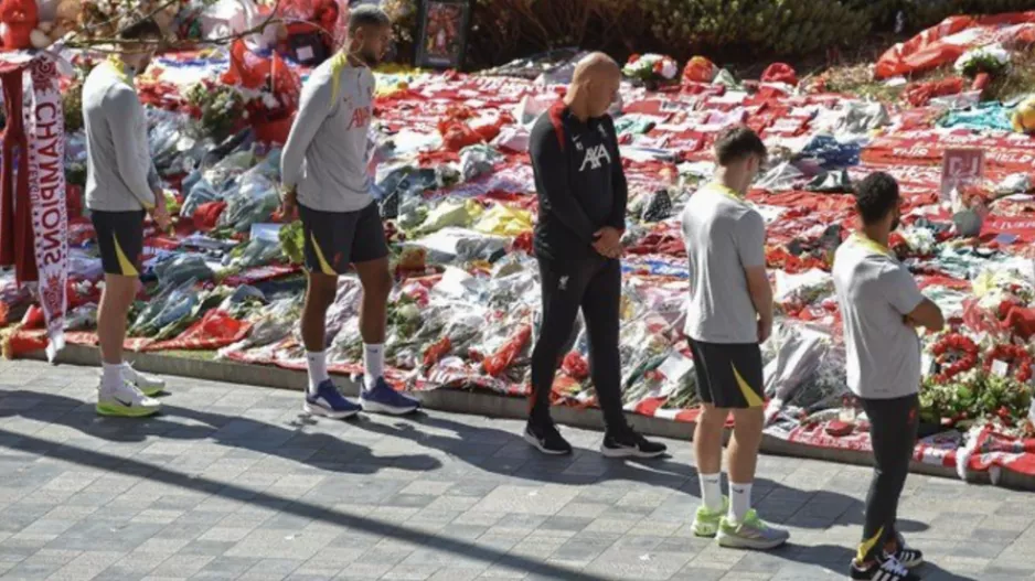 Στο Anfield όλη η ομάδα και τα μέλη της οικογένειας των Jota και Andre