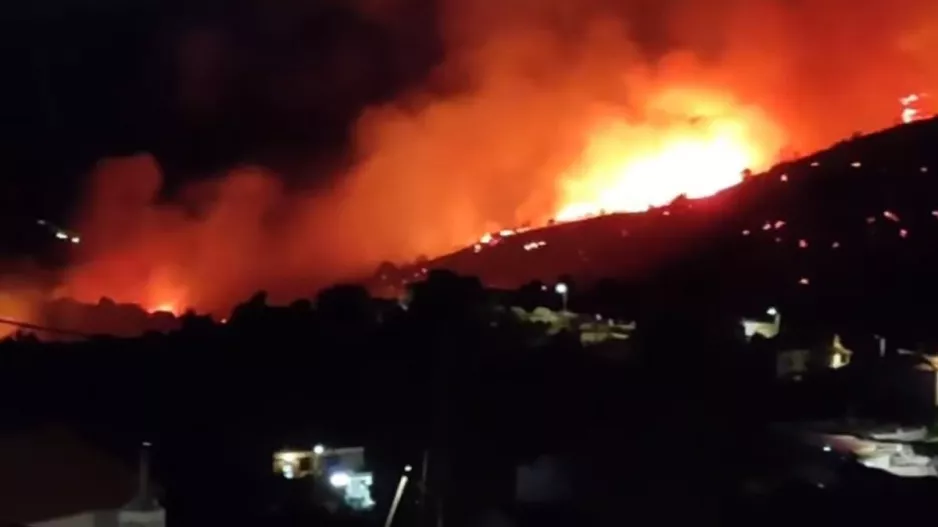 Δύσκολη νύχτα στην Εύβοια – Ανεξέλεγκτη η φωτιά στα Μεσοχώρια – Εκκενώθηκε το χωριό Τσακαίοι