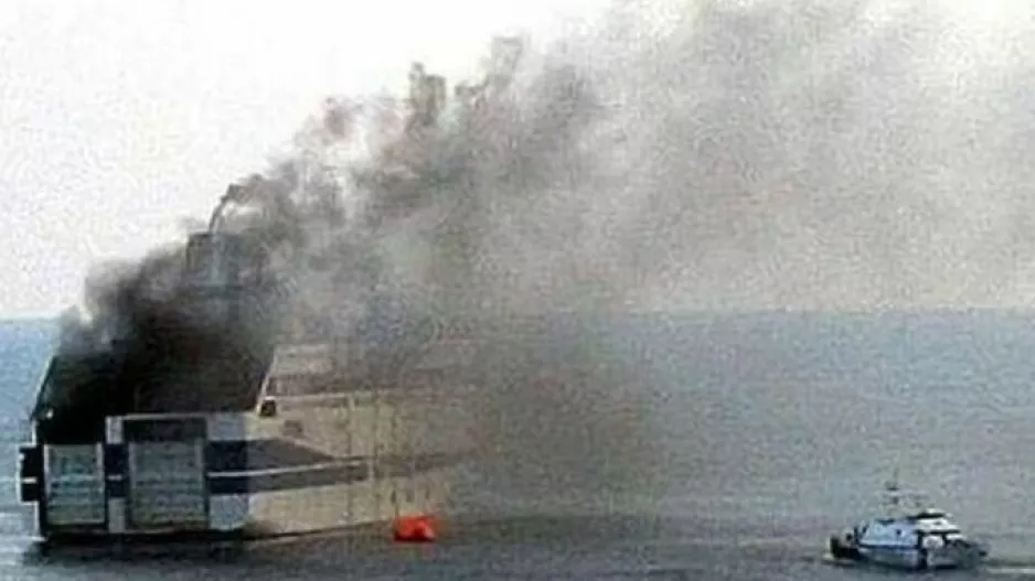 Ιταλία: Φωτιά ξέσπασε σε πλοίο με 155 επιβάτες στον κόλπο της Νάπολης