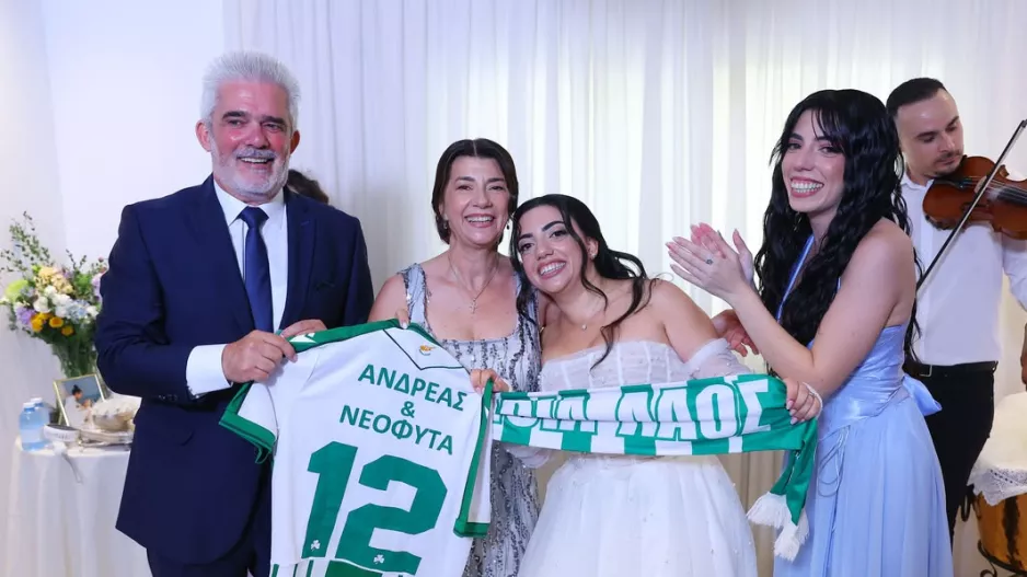 (Ομόνοια) Μέρα χαράς για τον πρόεδρο του Σωματείου-Με το κασκόλ στο γάμο της κόρης του