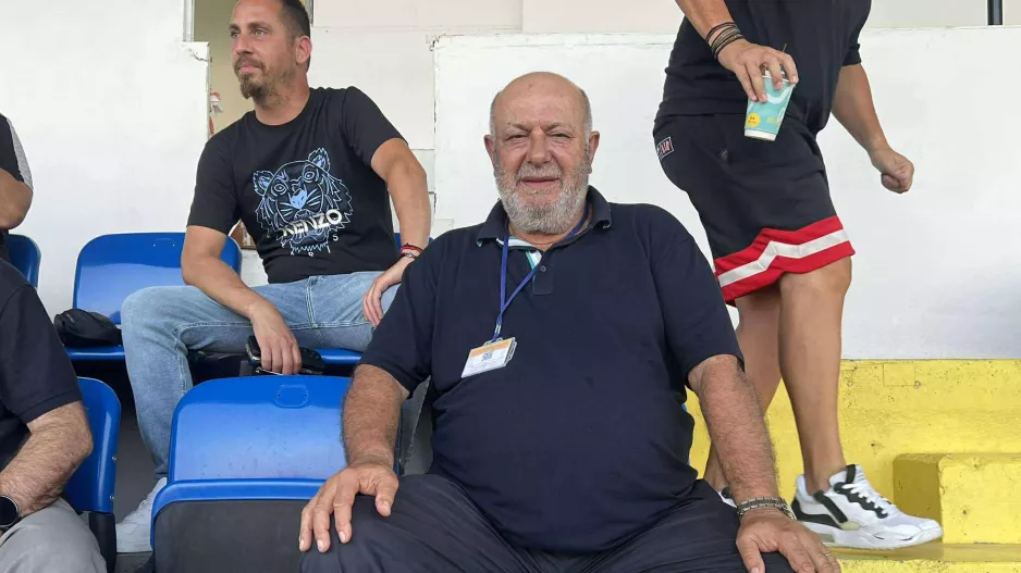 Ισόβια...δίπλα του!
