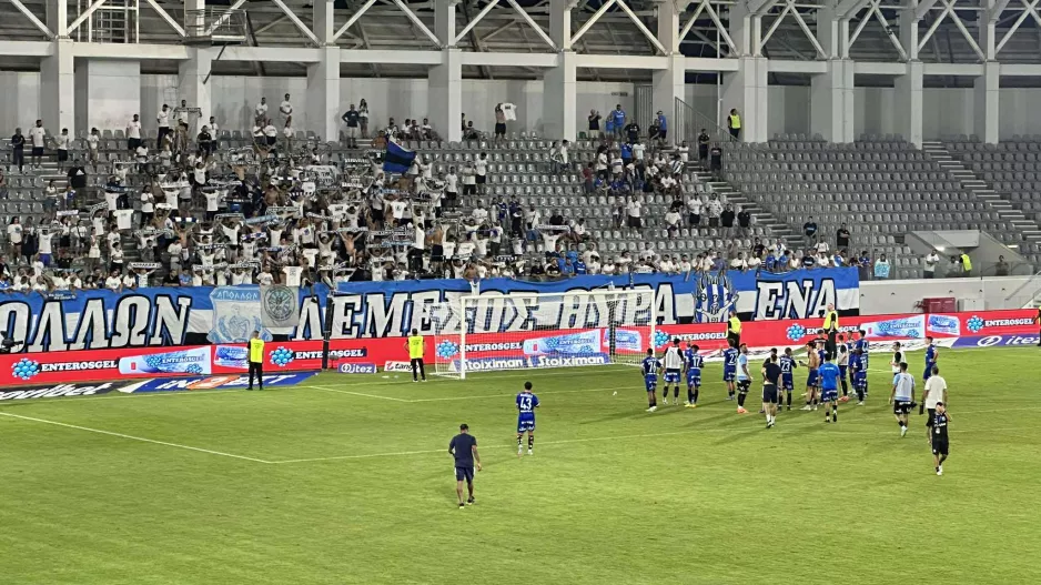 Τραγούδι οι οπαδοί, χειροκρότημα οι παίκτες