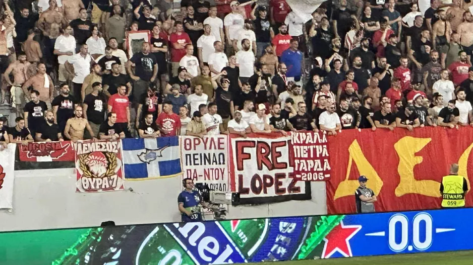Πανό του Ολυμπιακού στην κερκίδα του Ερυθρού Αστέρα