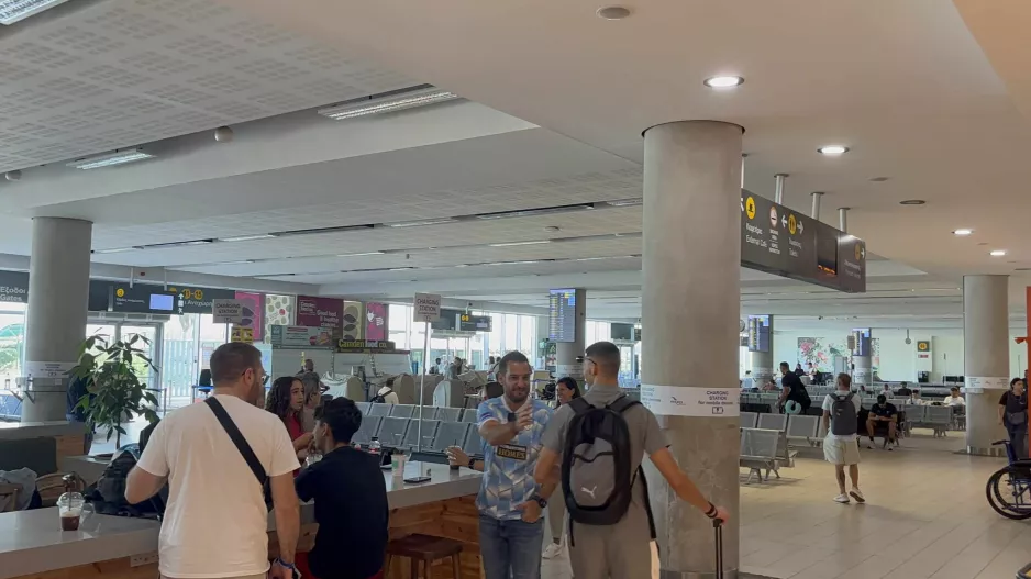 (ΒΙΝΤΕΟ Kerkida) "Πάφος ΟΛΕ-ΟΛΕ" στα μεγάφωνα του αεροδρομίου!