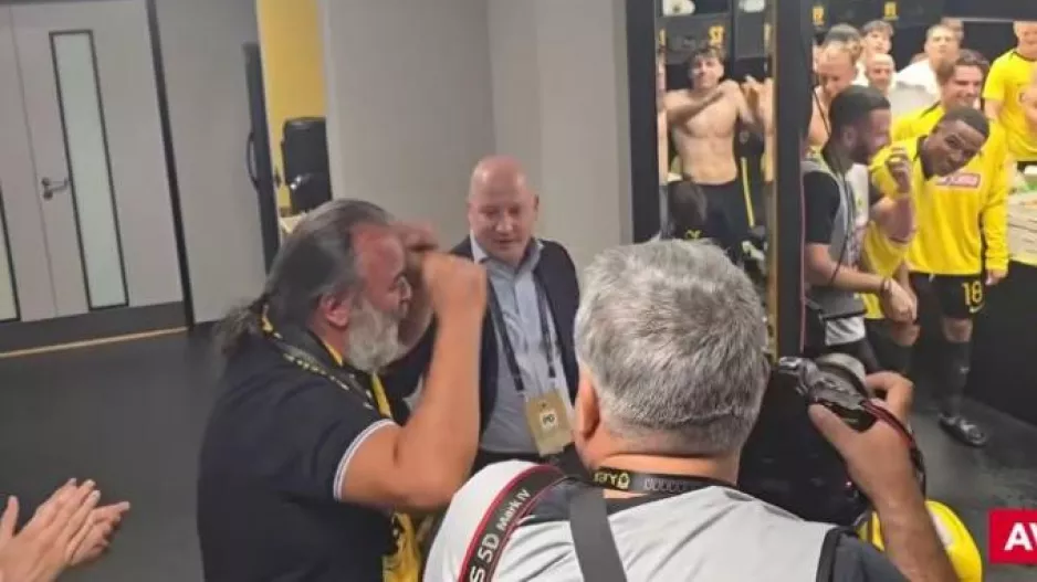 (ΒΙΝΤΕΟ) Τρέλα στα αποδυτήρια της ΑΕΚ - Αποθέωση για Ηλιόπουλο και Νίκολιτς