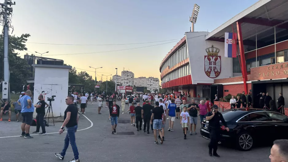 Το σκηνικό έξω από το Stadion Rajko Mitić (Φώτος Kerkida)