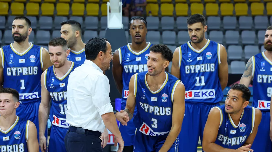 Χειραψία με τους διεθνείς ο ΠτΔ