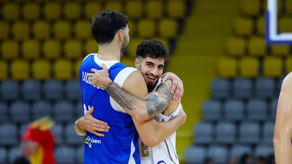 Αγκαλιά με άρωμα... Ολυμπιακού Πειραιώς! 
