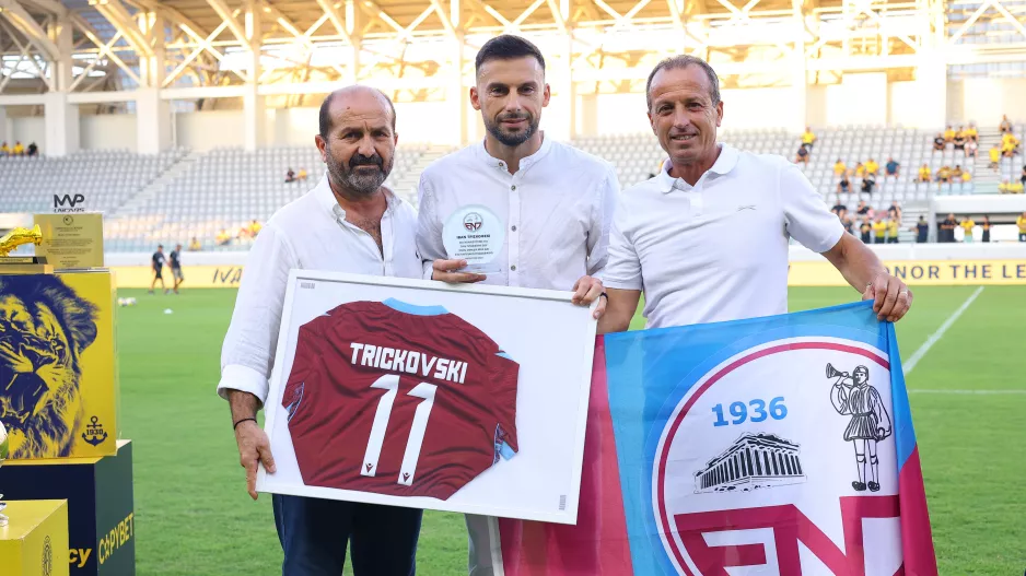 Με φανέλα και σημαία… 