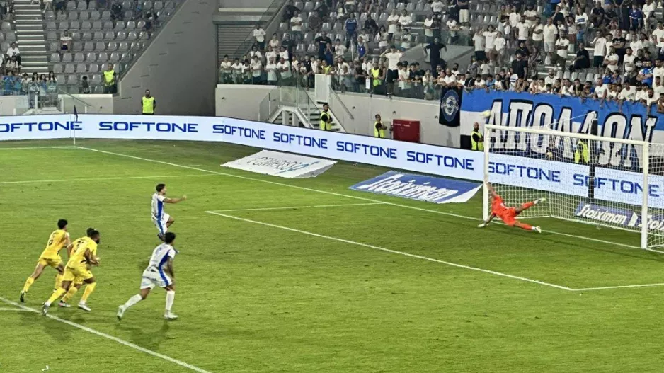 On field review, πέναλτι και... ψηλά έξω ο Βέισμπεκ