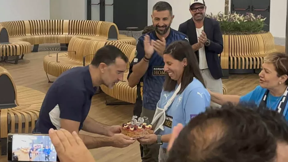 ΦΩΤΟΣ/Βίντεο- Έσβησε κεράκια στο αεροδρόμιο ο κόουτς