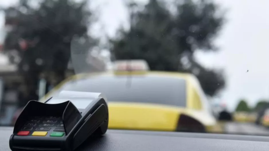 Γάλλοι τουρίστες καταγγέλλουν ότι οδηγός ταξί χτύπησε τον έναν και τους άρπαξε 800 ευρώ