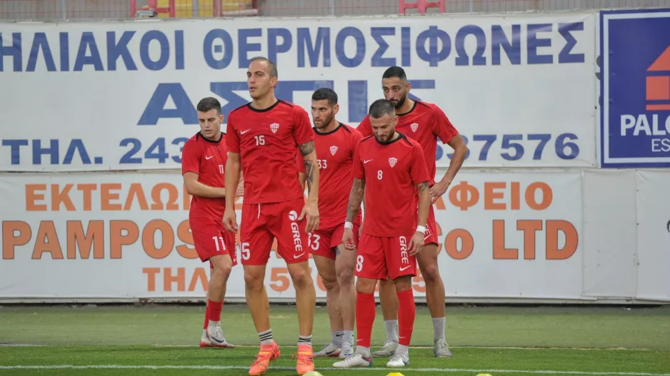 Με την πλάτη στον τοίχο