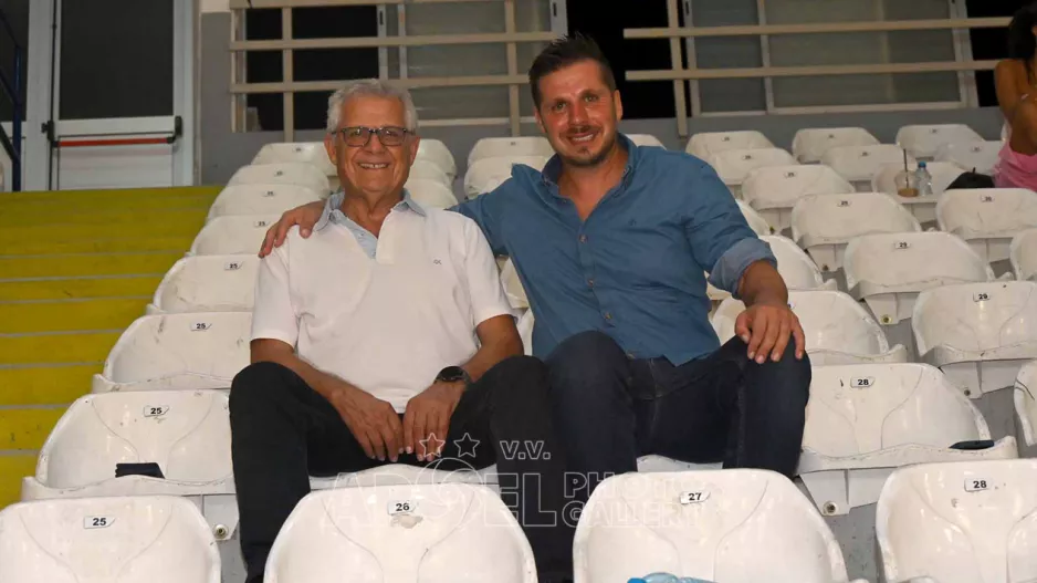"Μου κτύπησε το παράθυρο και μου έδωσε 120 ευρώ για το ΑΠΟΕΛ"