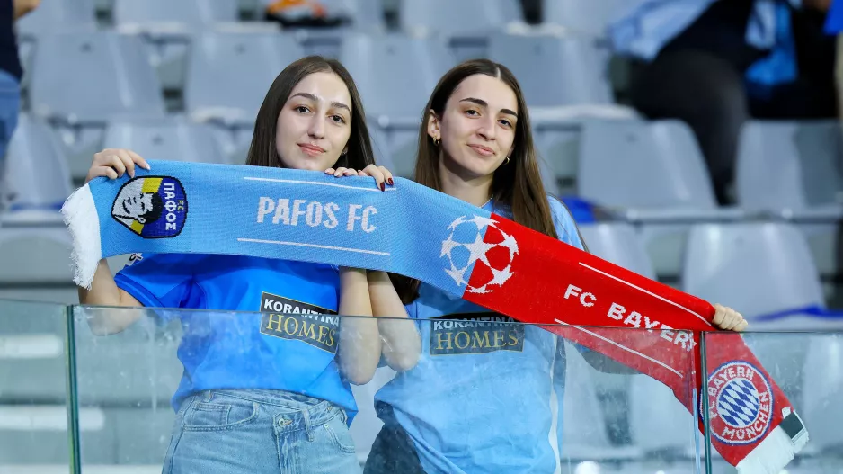 Περιζήτητα τα... διπλά κασκόλ! 