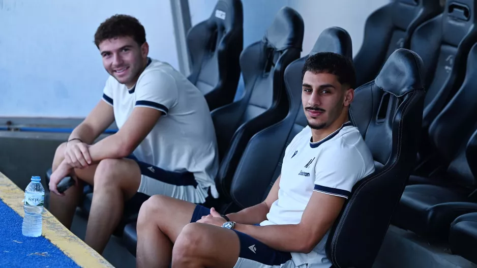 Ένας έμεινε, ένας έφυγε!