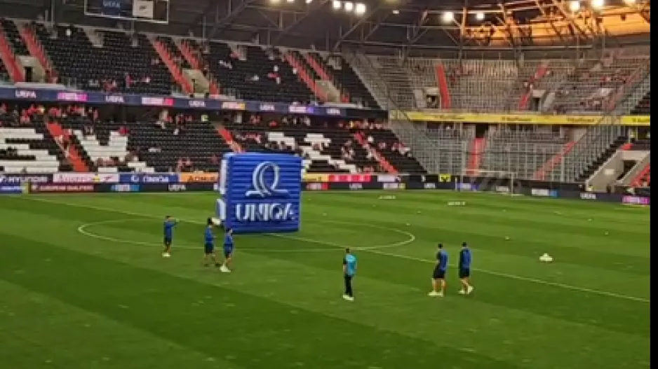 ΒΙΝΤΕΟ από το Raiffeisen Arena πριν από την σέντρα 