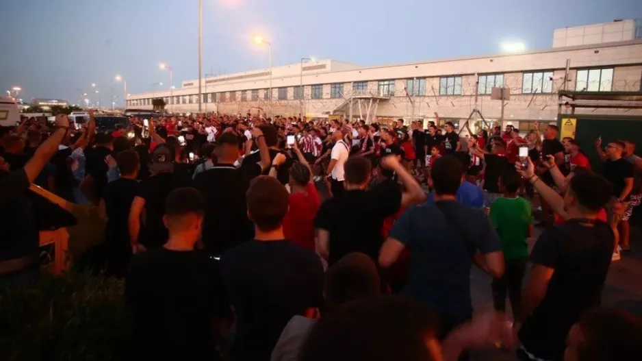 Πάνω από 2.000 στην άφιξη του Ποντένσε στο “Ελ. Βενιζέλος”