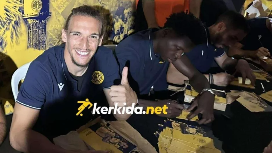 Το απολαμβάνει... ο Σζόκε!