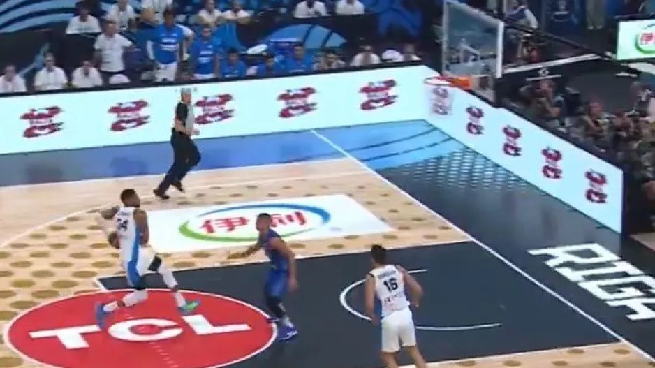 Το τρομερό κάρφωμα του Γιάνναρου! (Βίντεο)