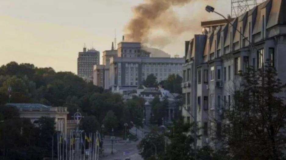 Νυχτερινή επιδρομή της Ρωσίας στο Κίεβο - Χτύπησαν πρώτη φορά την έδρα της κυβέρνησης