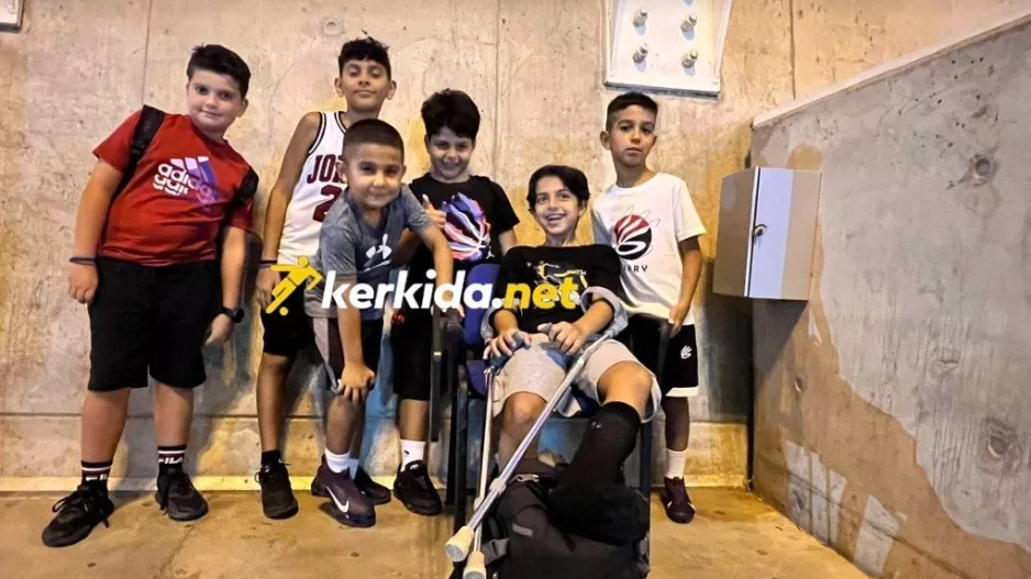 Γήπεδο... μαζί με τον τραυματία φίλο τους!