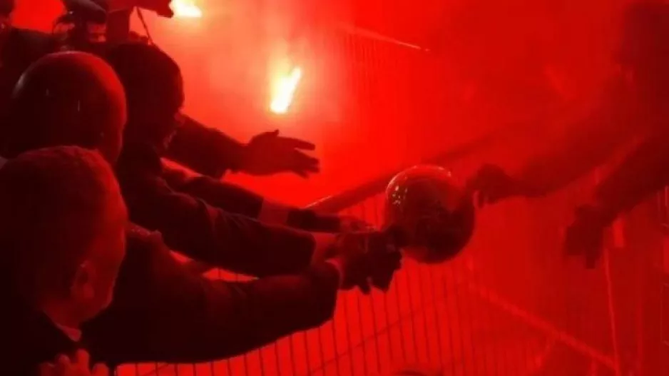 Ντεμπελέ: Άφησε τον κόσμο να αγγίξει τη Χρυσή Μπάλα