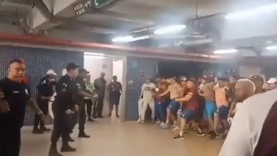 Επεισόδια μεταξύ οπαδών με την αστυνομία (βίντεο)