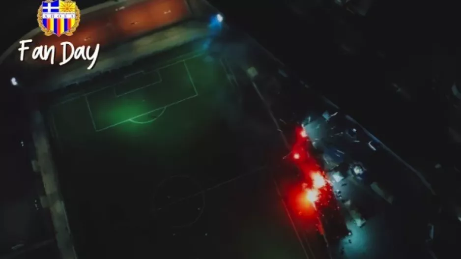 (Πορτοκαλί) Πανοραμικό πλάνο από το Fan Day