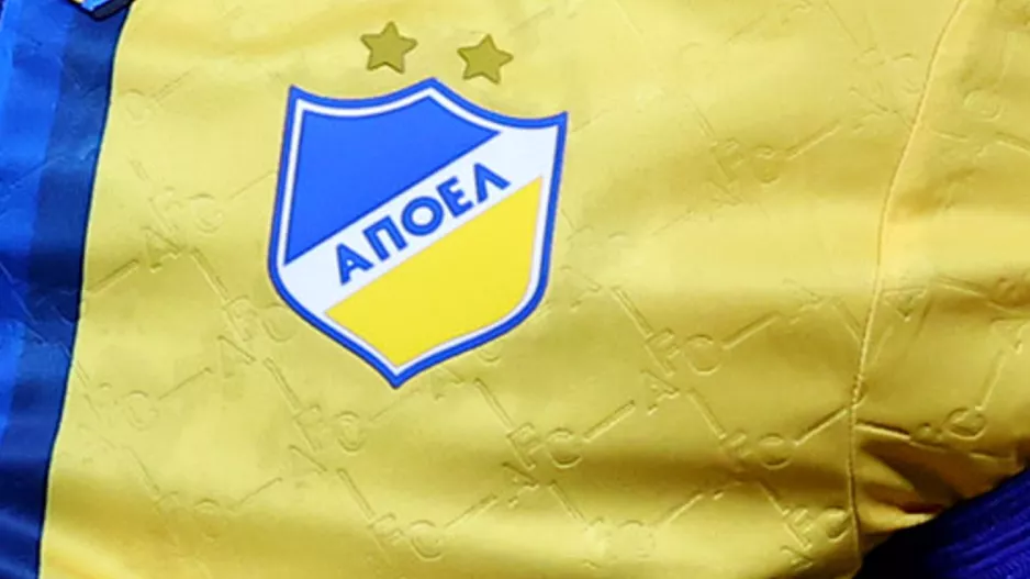 Μένει με ΠΕΝΤΕ strikers 