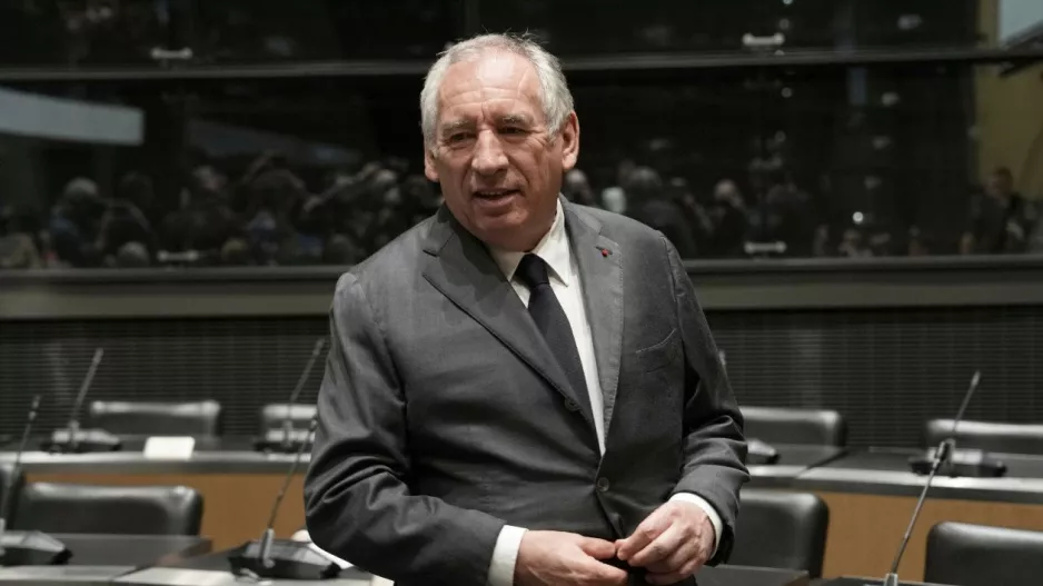 Στο χείλος του γκρεμού η Γαλλία: Ο Μπαϊρού βλέπει την έξοδο