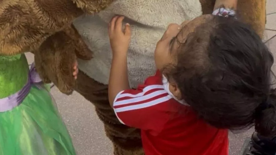 Ξέσπασμα Ραφίνια: «Μισώ την Disneyland, το παιδί μου ήθελε μια αγκαλιά και προτίμησαν τα λευκά παιδάκια»